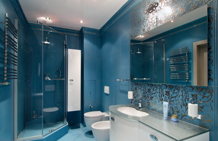 ผนังสีฟ้าภายในห้องน้ำ
