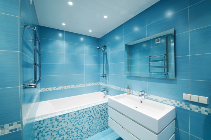 kék falak a fürdőszoba belsejében