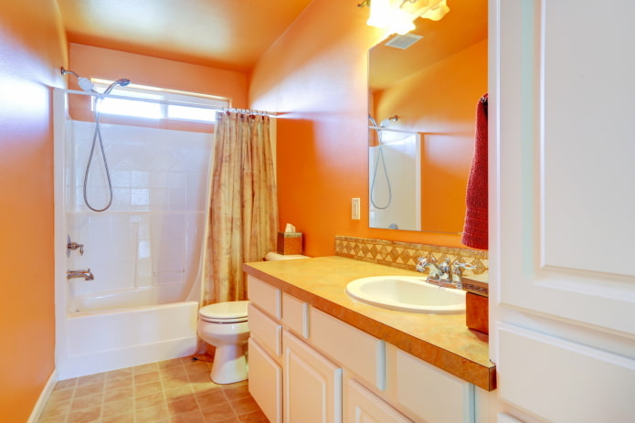 orange Wände im Inneren des Badezimmers