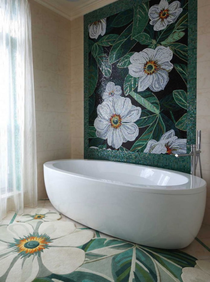 mozaik a falon a fürdőszoba belsejében