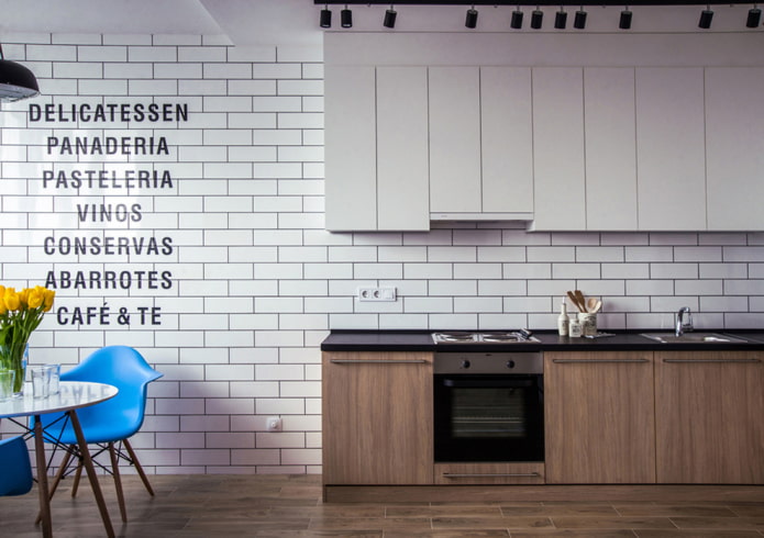 nápisy na zdi v interiéru kuchyně