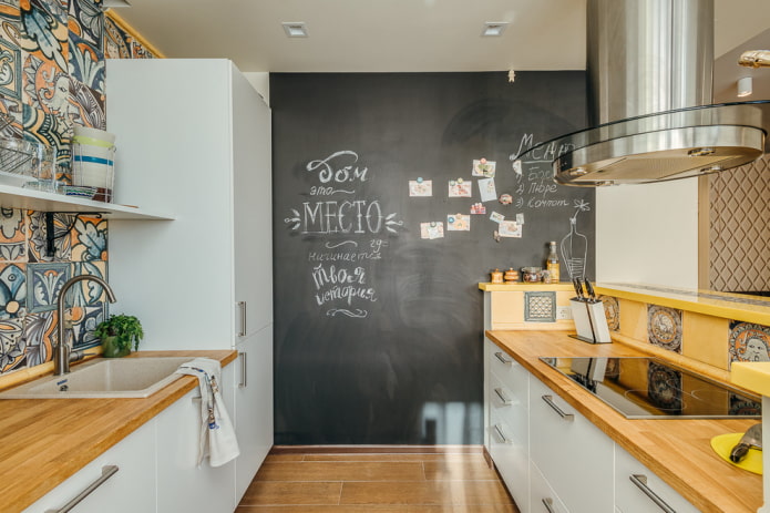 břidlicová deska na zdi v interiéru kuchyně