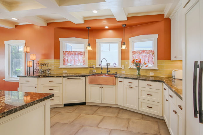 orange Wände im Inneren der Küche