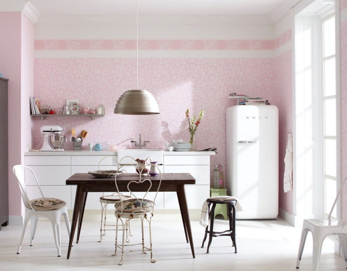 rosa Wände im Inneren der Küche