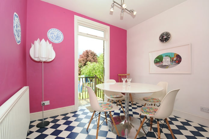 rosa Wände im Inneren der Küche