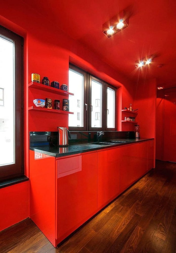vörös falak a konyha belsejében