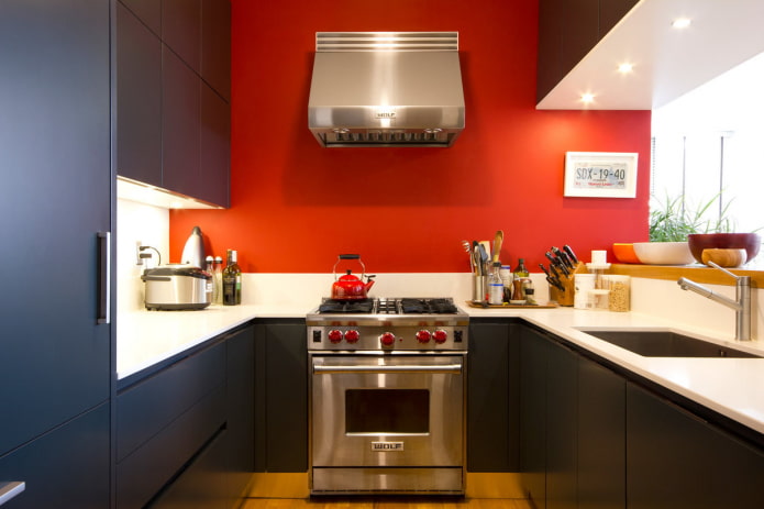 rote Wände im Inneren der Küche