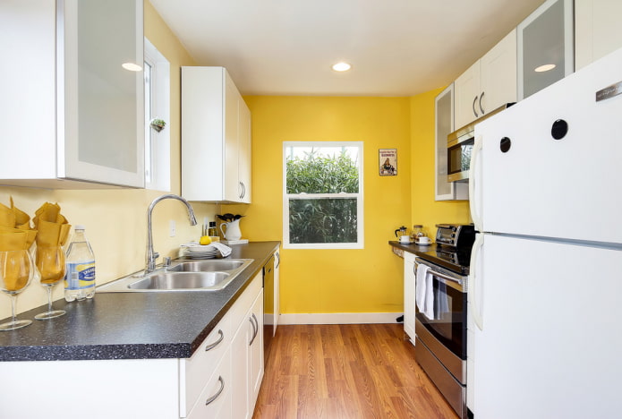 ผนังสีเหลืองภายในห้องครัว
