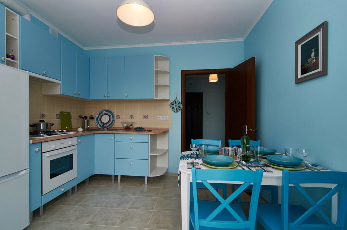 ผนังสีฟ้าภายในห้องครัว