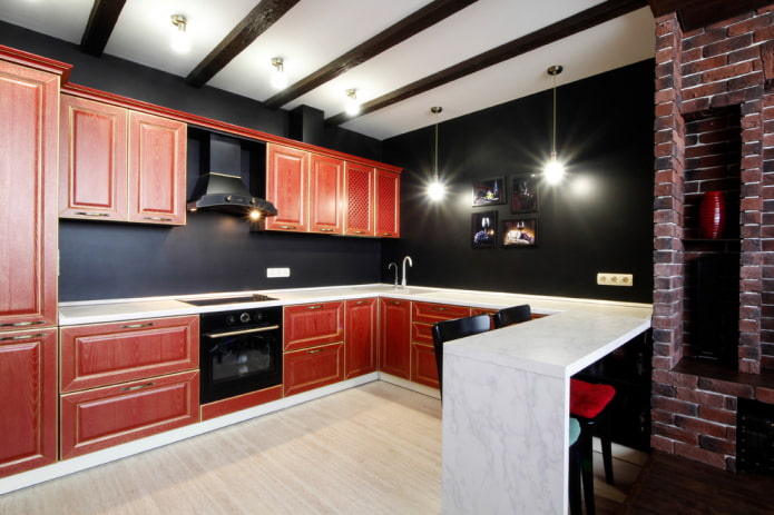 schwarze Wände im Inneren der Küche