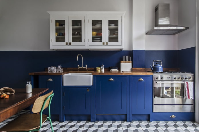 ผนังสีฟ้าและสีขาวภายในห้องครัว
