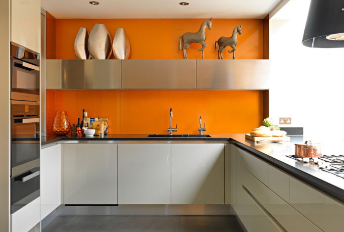 ผนังสีส้มภายในห้องครัว