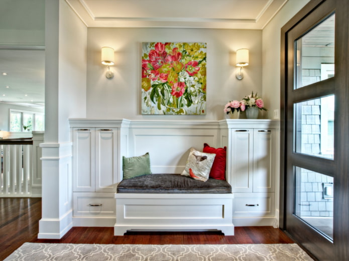 painting with flowers in the interior of the hallway