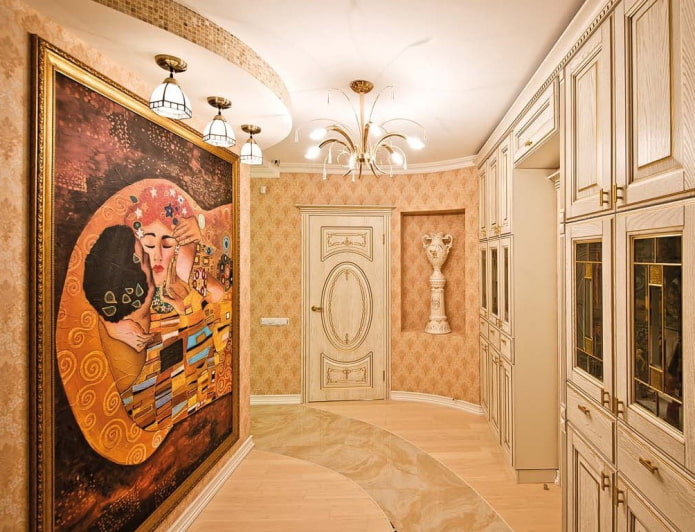festmény reprodukciója a falon a belső térben