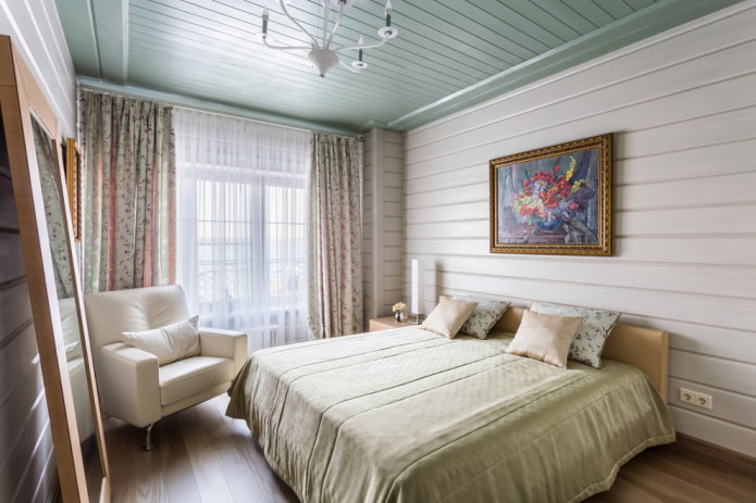 слика на зиду у спаваћој соби у стилу прованса