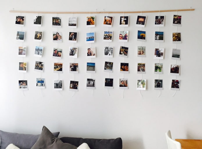 Bilder von Polaroid an der Wand im Innenraum