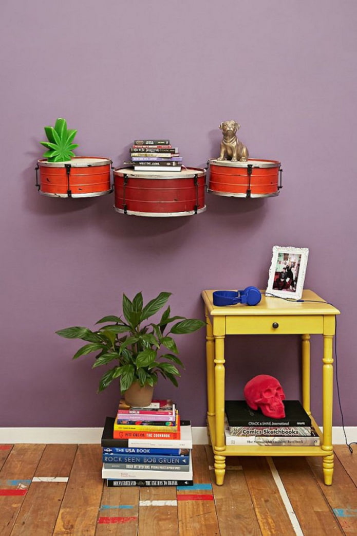 wall decor in the form of musical instruments