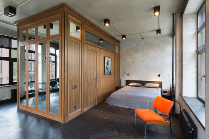 szekrény válaszfal formájában loft stílusú belső térben