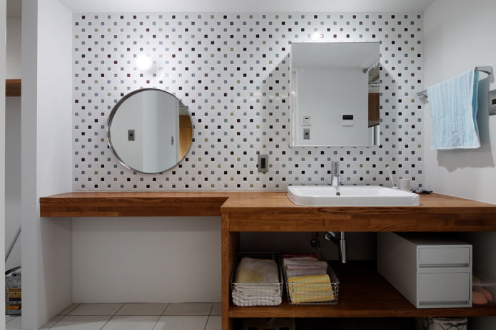 dvě zrcadla na zdi v interiéru koupelny