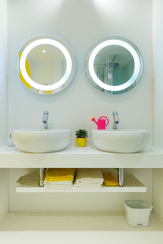 zrcadla s vnitřním osvětlením v interiéru koupelny