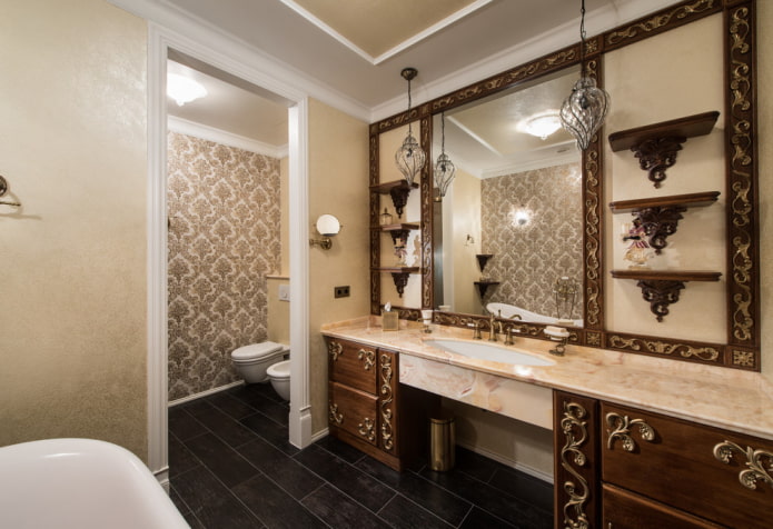 zrcadlo v interiéru koupelny v klasickém stylu