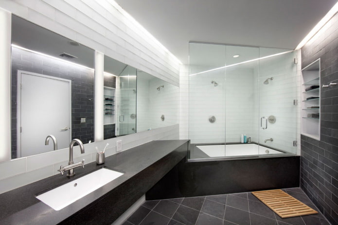 zrcadlo v interiéru koupelny ve stylu minimalismu