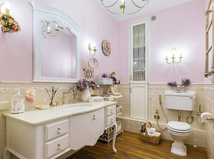 tükör a fürdőszoba belsejében Provence stílusában