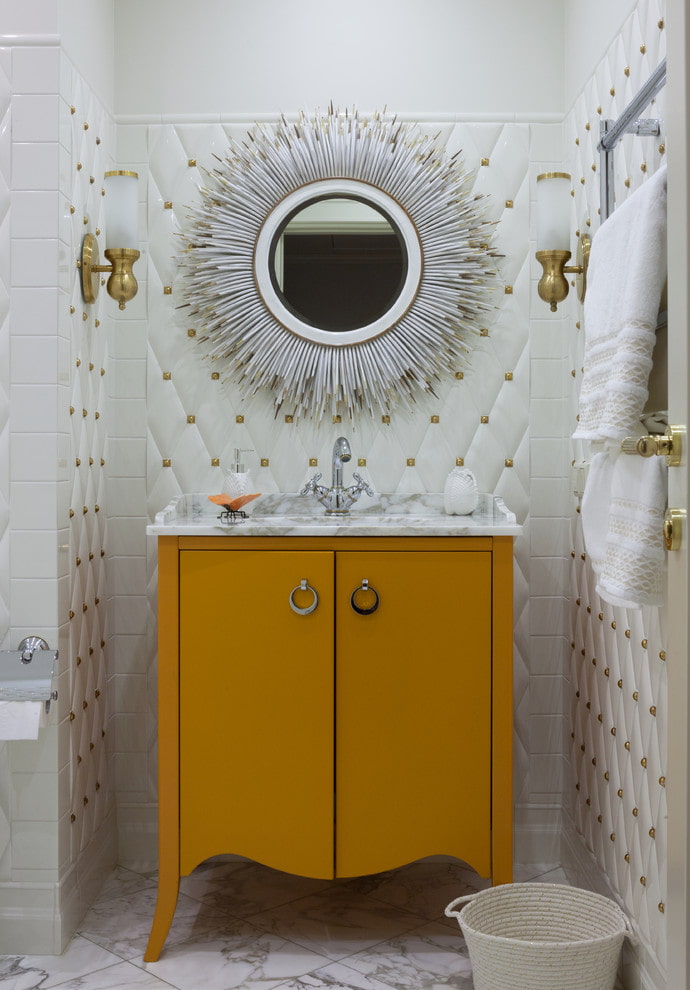 zrcadlo v bílém rámu v interiéru koupelny