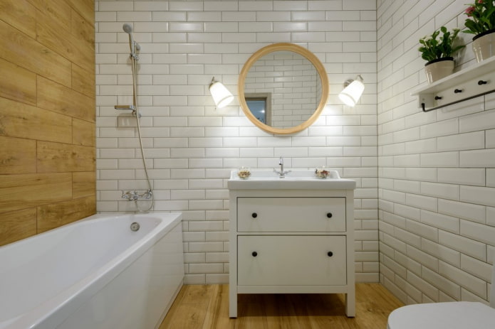 zrcadlo v interiéru koupelny ve skandinávském stylu