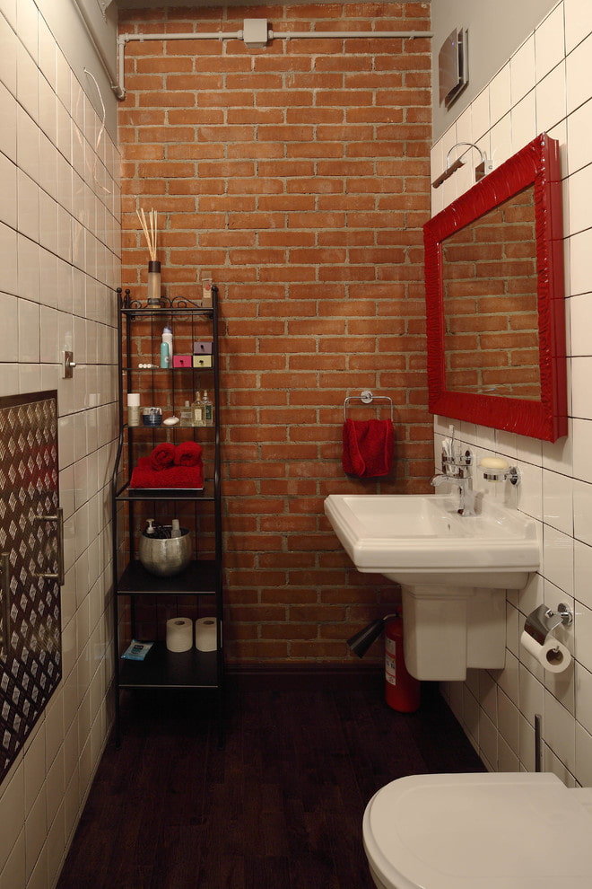zrcadlo v červeném rámečku v interiéru koupelny