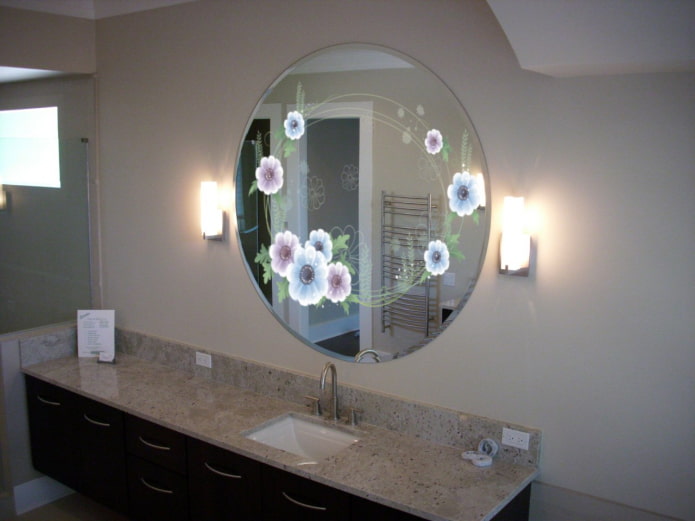 zrcadlo s potiskem fotografií v interiéru koupelny