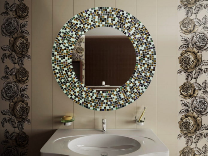 tükör mozaik a fürdőszoba belsejében