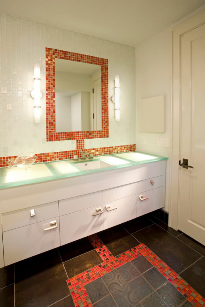 zrcadlo s mozaikou v interiéru koupelny