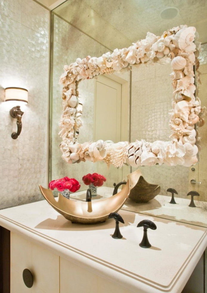 zrcadlo s mušlemi v interiéru koupelny