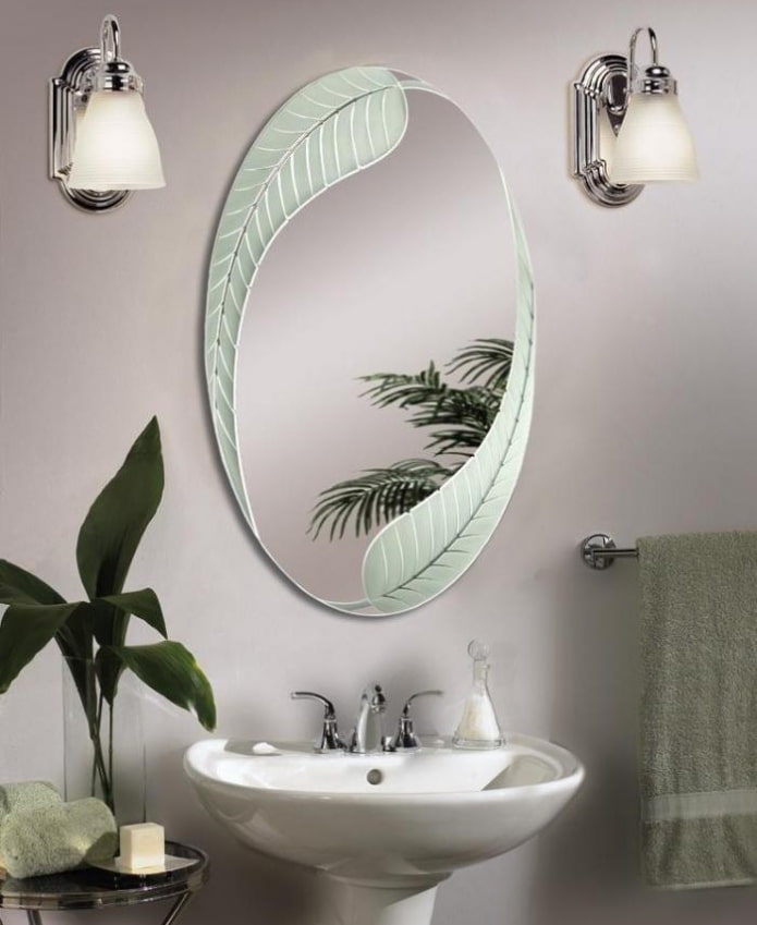 zrcadlo s pískovaným vzorem v interiéru koupelny