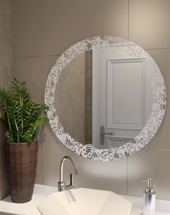 zrcadlo s pískovaným vzorem v interiéru koupelny