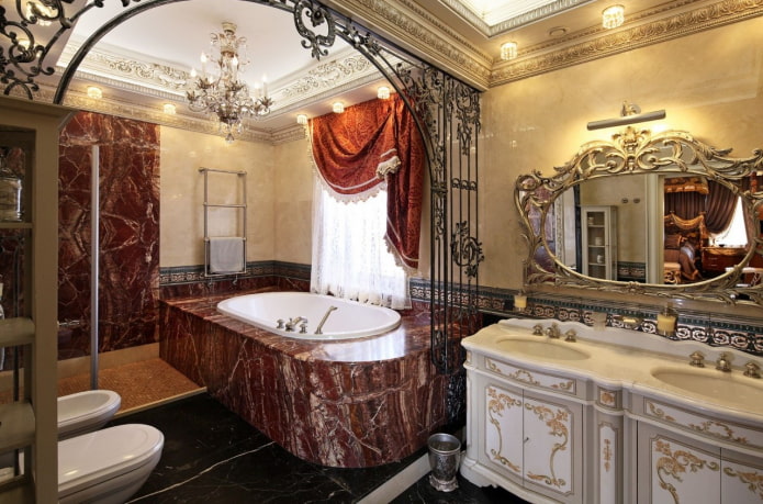 tükör a fürdőszoba belsejében, barokk stílusban