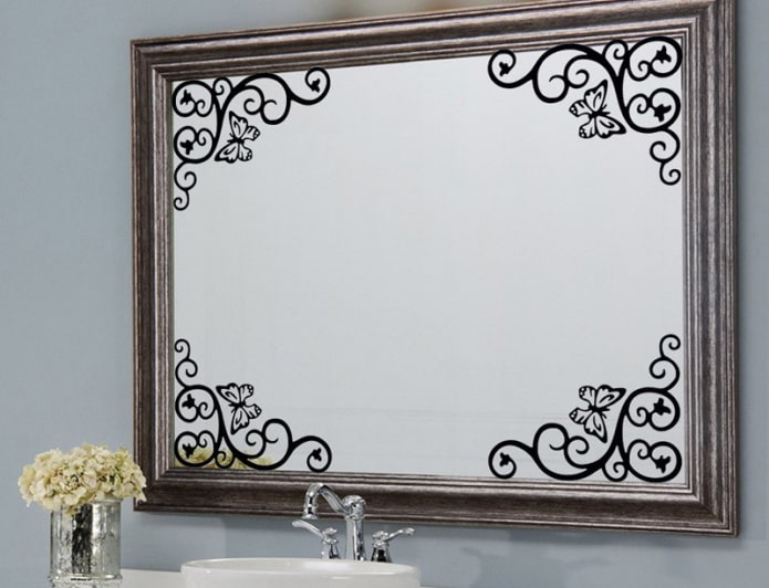 zrcadlo s nálepkami v interiéru koupelny