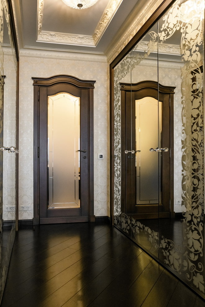 mirror with sandblasted patterns in the interior of the hallway