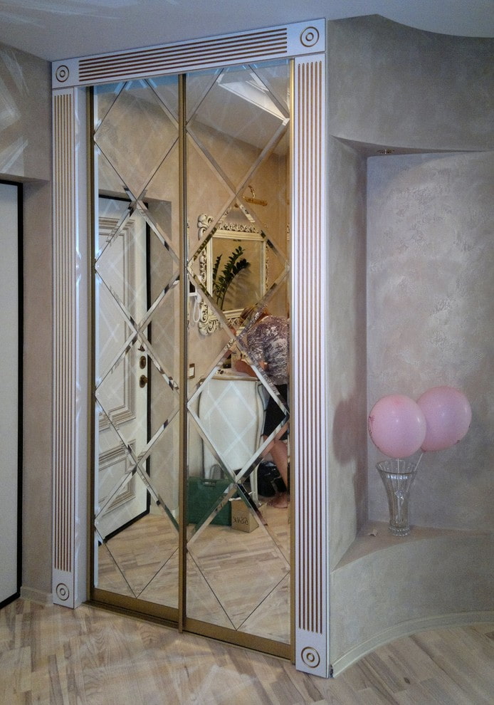 beveled mirror na itinayo sa wardrobe sa interior