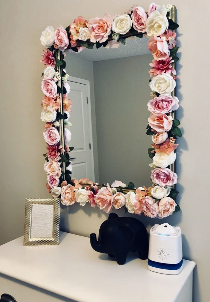 mit Blumen verzierter Spiegel im Innenraum