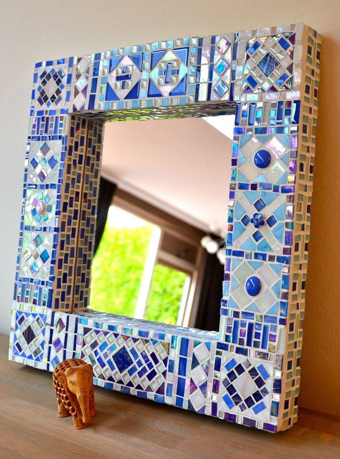 salamin sa isang mosaic frame sa interior
