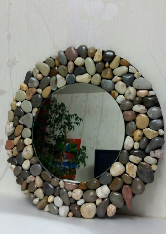 Spiegel mit Steinen verziert
