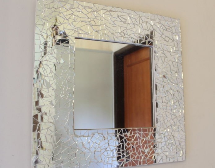 Spiegel mit Scheiben verziert