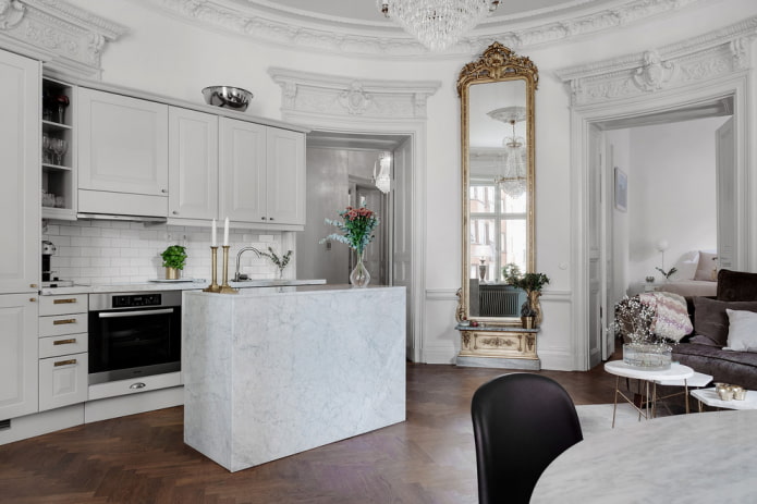 Spiegel im Inneren der Küche im klassischen Stil