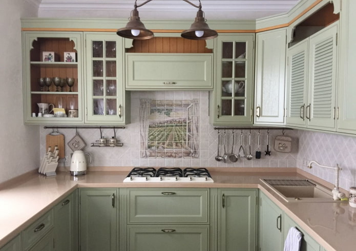 Paneele im Inneren der Küche im Stil der Provence