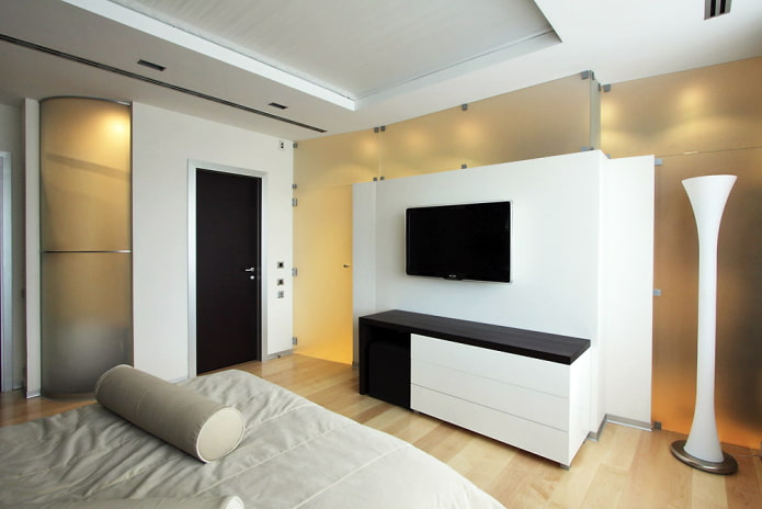 Fernseher im Inneren des Schlafzimmers im Stil des Minimalismus