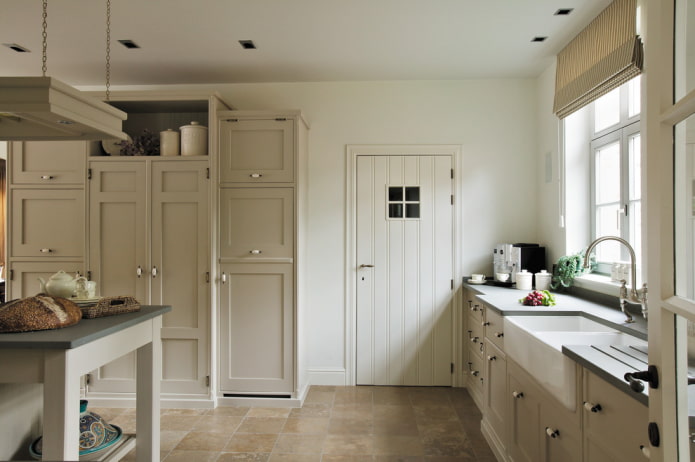 weiße Türen in der Küche im Provence-Stil