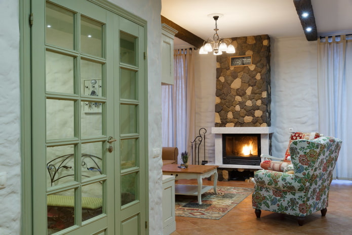 zöld ajtók a belső térben Provence stílusban