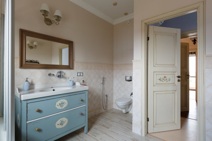 lackierte Badezimmertüren im Provence-Stil